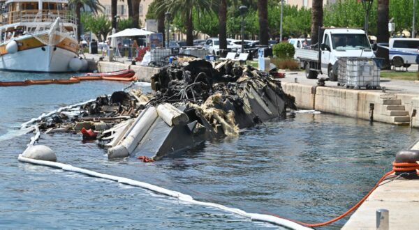 01.07.2024., Makarska - Stanje u makarskoj luci na mjestu gdje je izgorjela i potonula luskuzna jahta Acceptus. Photo: Matko Begovic/PIXSELL
