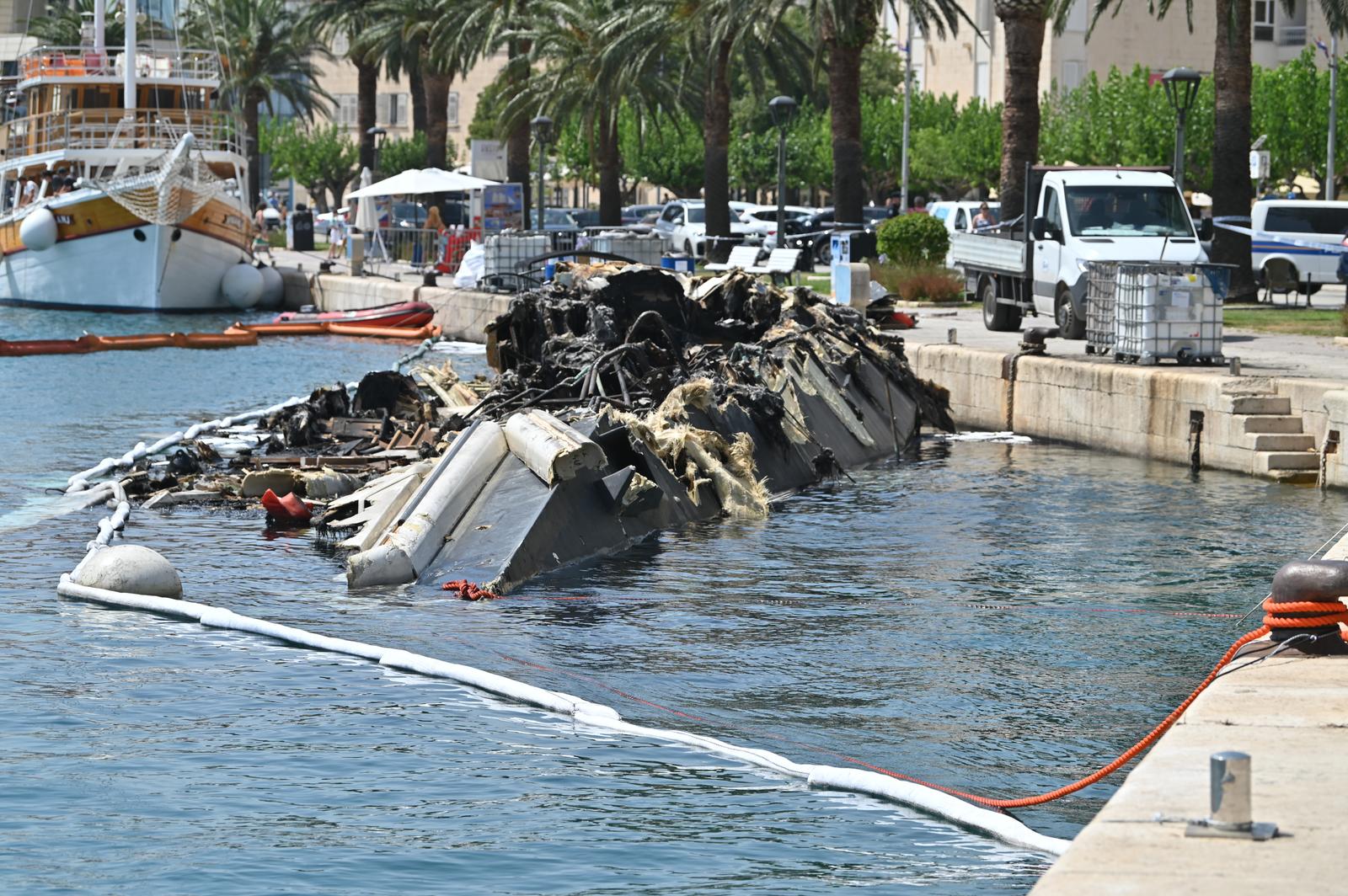 01.07.2024., Makarska - Stanje u makarskoj luci na mjestu gdje je izgorjela i potonula luskuzna jahta Acceptus. Photo: Matko Begovic/PIXSELL