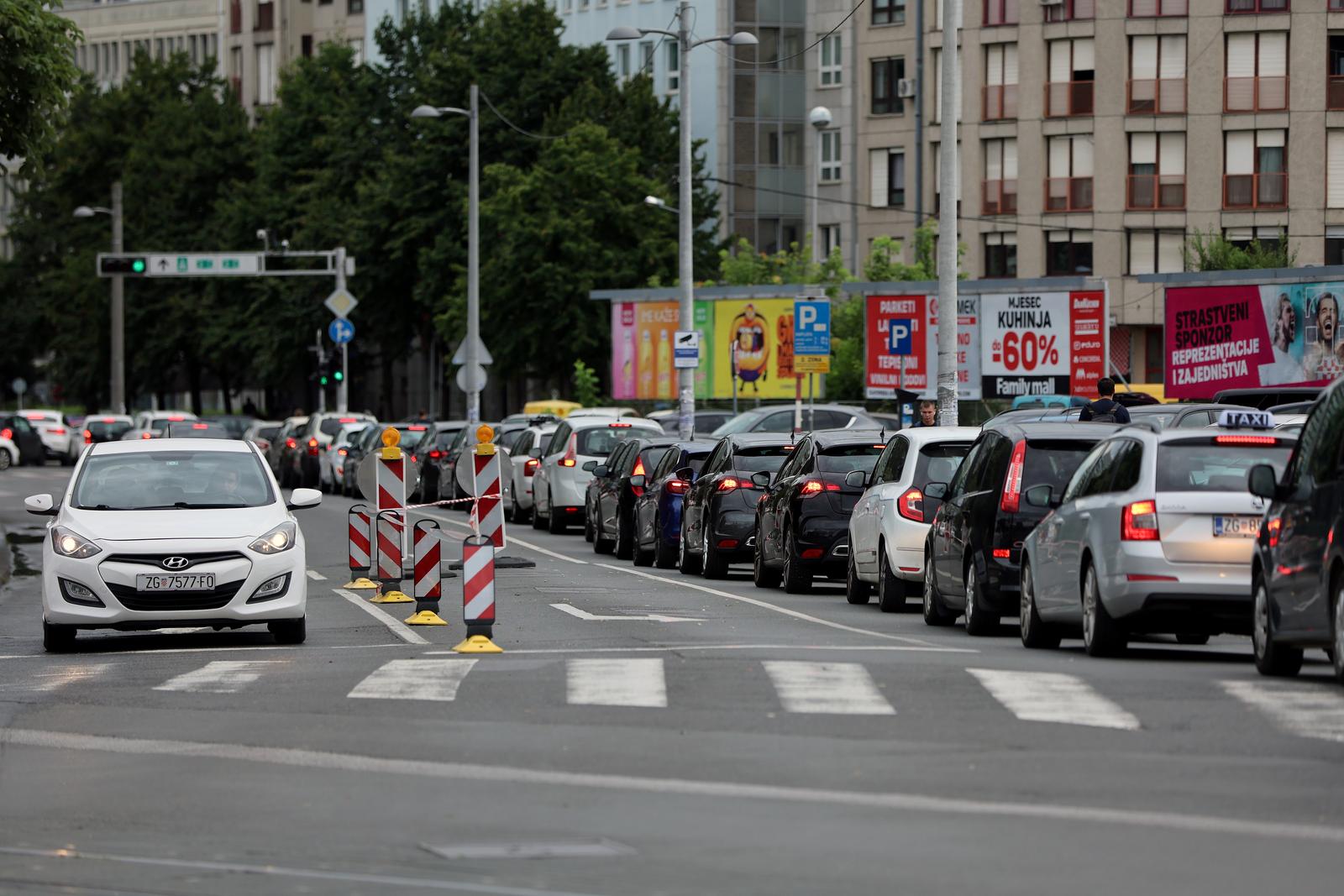 02.07.2024., Zagreb - Od danas se za sav promet zatvara Ozaljska ulica, na dijelu od Krapinske do Nehajske, a radovi na izgradnji novog vodoopskrbnog cjevovoda zbog ucestalih puknuca dotrajalog postojeceg cjevovoda izgradjenog 1934., odnosno dijelom 1954., ondje ce trajati sve do 31. kolovoza. Photo: Sanjin Strukic/PIXSELL