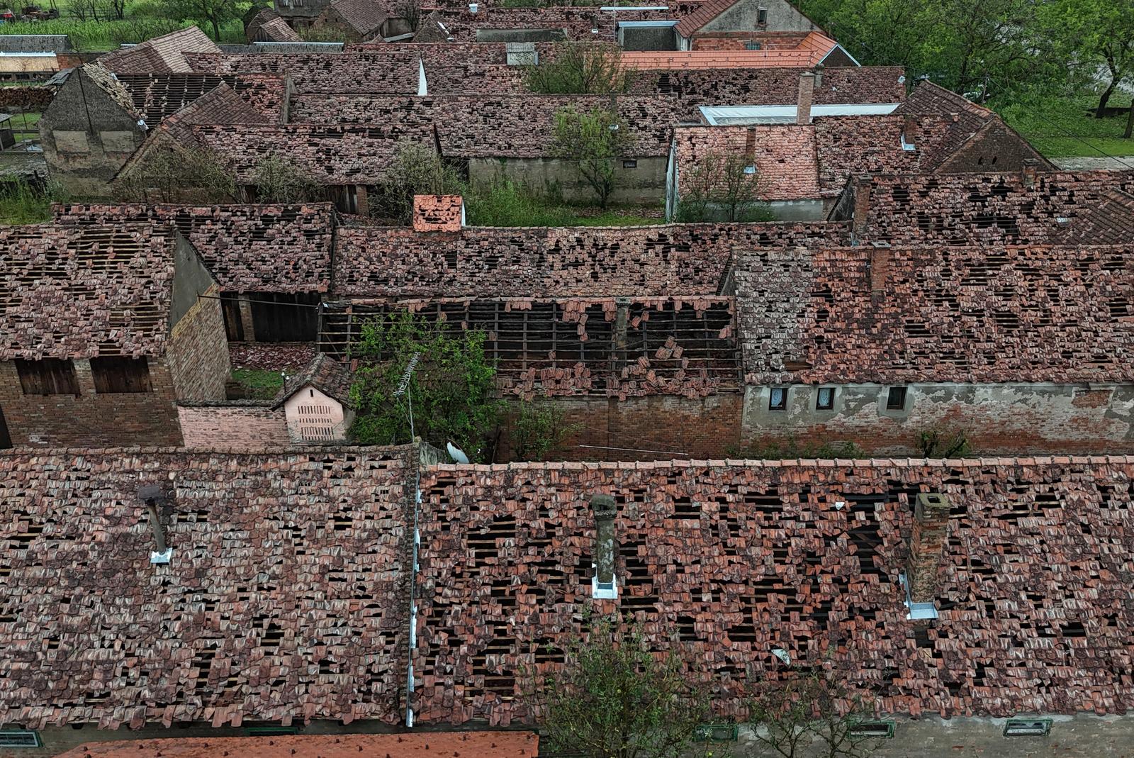 02.07.2024., Bosnjaci - Snazno nevrijeme zahvatilo je sinoc kontinentalni dio zemlje. U Bosnjacima je bila tuca velicine teniske loptice. Krovovi i procelja kuca su osteceni, puni su rupa, mnogi automobili su razbijeni, plastenici unisteni, a na usjevima je steta stopostotna. Pogledajte snimke iz zraka. Photo: Davor Javorovic/PIXSELL
