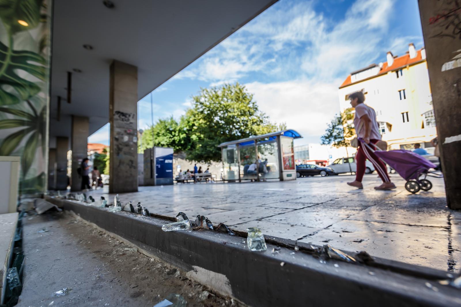 03. 07. 2024., Split -  U nocnom klubu, sinoc iza ponoci, palo je staklo koje je ozlijedilo 22 osobe. Staklo je ocisceno, a ostale su su samo krhotine.  Photo: Zvonimir Barisin/PIXSELL