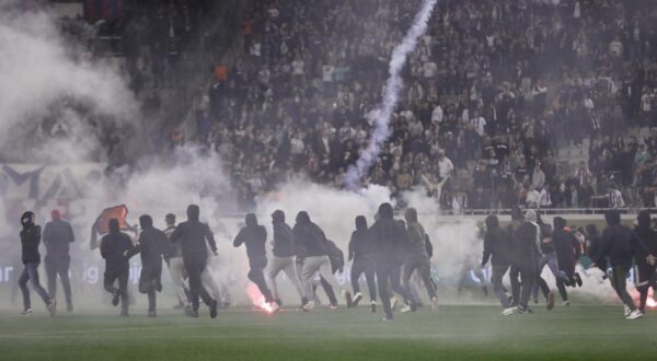 03.04.2024., stadion Poljud, Split - SuperSport Hrvatski nogometni kup, polufinale, HNK Hajduk - GNK Dinamo. Nakon zavrsetka  utakmice upadom Torcide na teren nastali su neredi i sukob s policijom koja je kasnije ispraznila cijeli stadion. Photo: Ivo Cagalj/PIXSELL