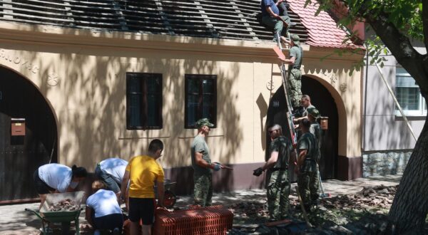 05.07.2024., Bosnjaci - Vojska pristigla u Bosnjake kako bi pomogla u rasciscavanju i pokrivanju stradalih kuca. Photo: Davor Javorovic/PIXSELL