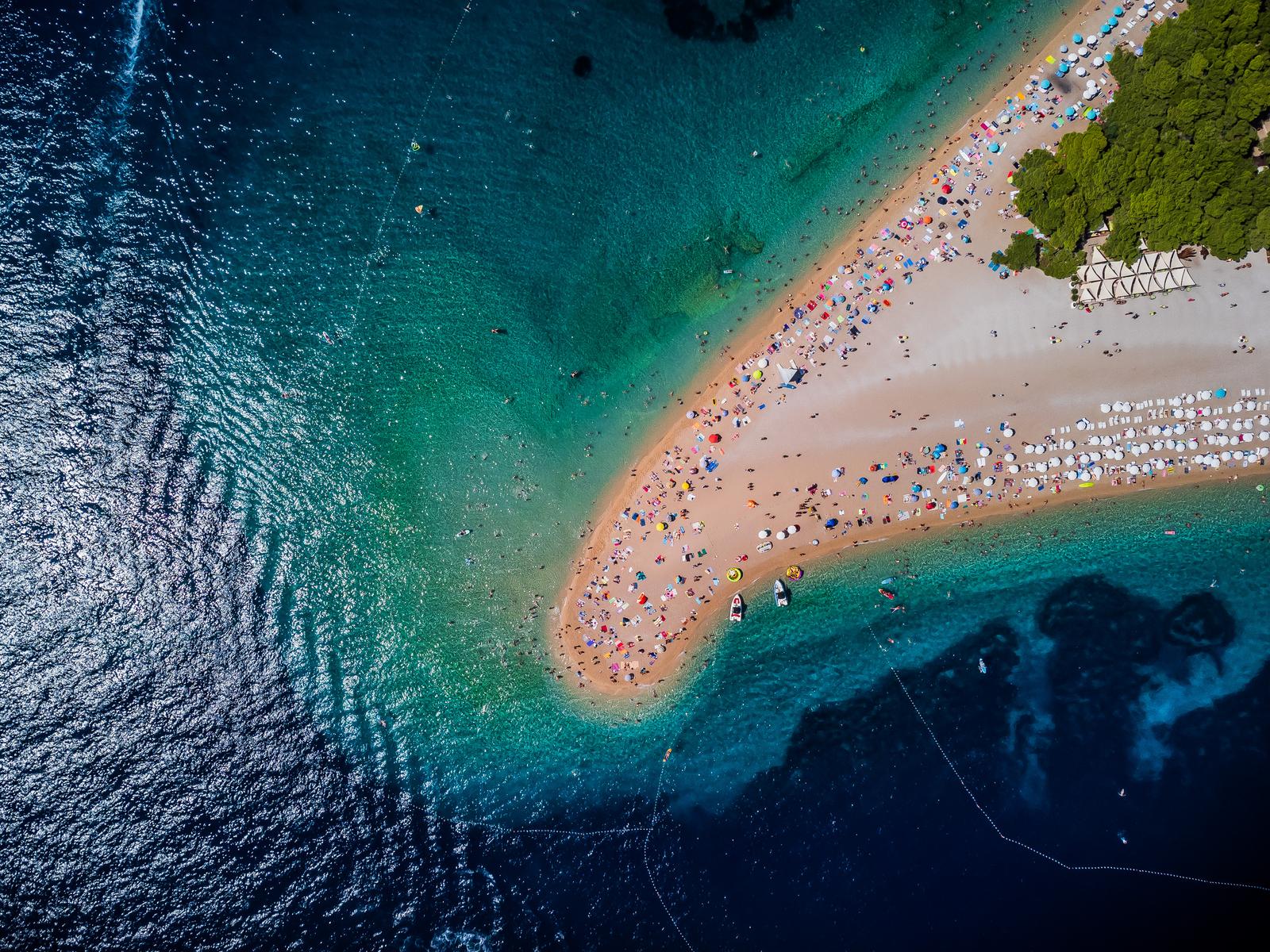 27.08.2023., Bol, Zlatni Rat - Zracna fotografija najpoznatije plaze na Jadranu Zlatni Rat. Tjekom djelovanja valova oblik zlatnog rata se tjekom godine stalno mjenja, zbog valova i morskih struja. Photo: Zvonimir Barisin/PIXSELL