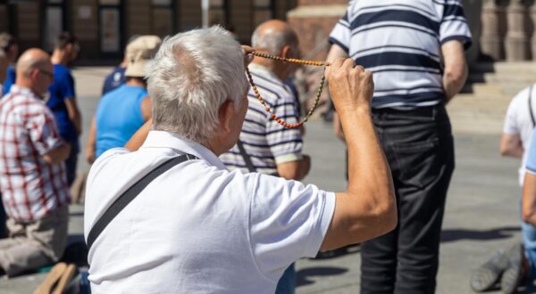 06.06.2024. Osijek  - "Tiha misa" ispred osječke konkatedrale, paralelno s molitvom muškaraca iz organizacije „Muzevni budite“ Photo: Borna Jaksic/PIXSELL