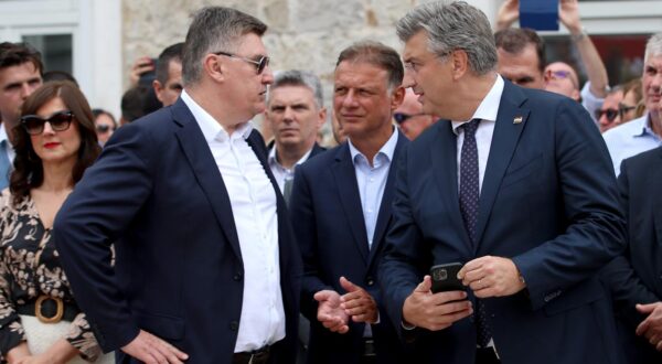 06.08.2023., Sinj - 308. Sinjska alka. Sinjska alka je hrvatska viteska igra. Odrzava se svake godine u nedjelju u prvoj trecini mjeseca kolovoza u Sinju, na godisnjicu pobjede nad turskim osvajacima 14. kolovoza 1715. Na taj dan je 700 hrvatskih vojnika iz Sinja uspjelo odbiti navalu vojske turskog seraskera Mehmed-pase Celica koja je brojala 60.000 vojnika. Predsjednik RH Zoran Milanovic, predsjednik Sabora Gordan Jandrokovic, predsjednik Vlade RH Andrej Plenokvic Photo: Zvonimir Barisin/PIXSELL