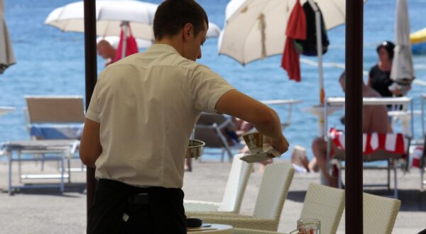 Konobari u ugostiteljskim objektima na moru 07.07.2018., Opatija - Konobar u ugostiteljskom objektu na moru. rrPhoto: Goran Kovacic/PIXSELL