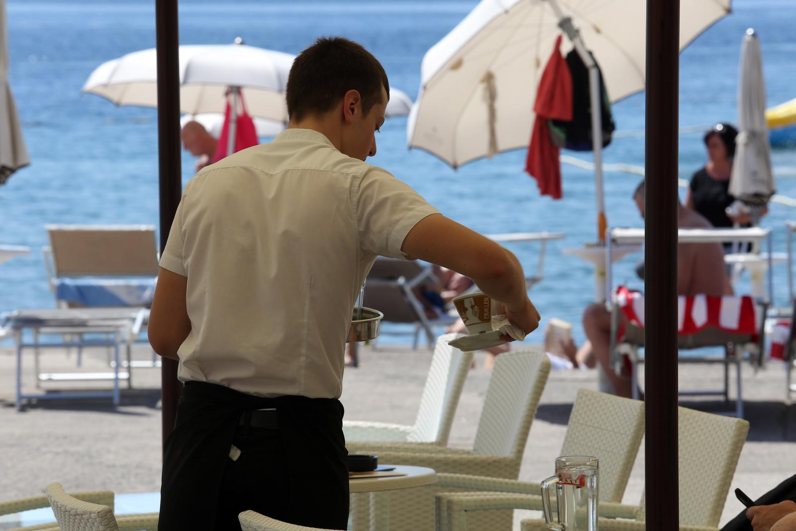 Konobari u ugostiteljskim objektima na moru 07.07.2018., Opatija - Konobar u ugostiteljskom objektu na moru. rrPhoto: Goran Kovacic/PIXSELL