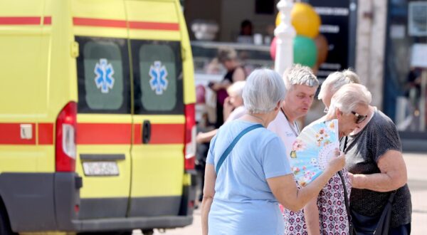 08.07.2024., Zagreb - Iako se vrhunac toplinskog vala ocekuje tek u drugom dijelu tjedna, vec danas su visoke temperature natjerale Zagrepcane da potraze zastitu od sunca koje od jutra nemilosrdno przi. Photo: Patrik Macek/PIXSELL
