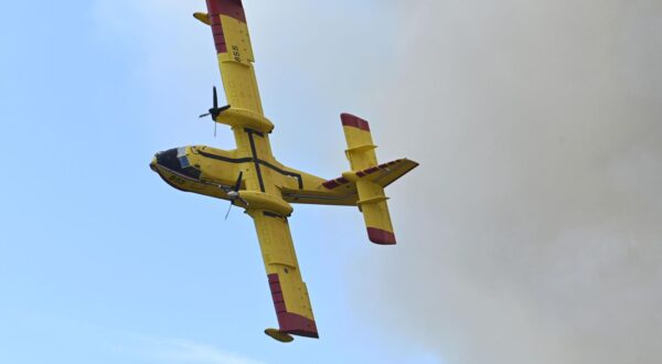 09.07.2022., Pula - Veliki pozar ponovno je izbio u naselju Valdebek. Gasenju pozara prikljucio se i kanader Photo: Ziga Zivulovic/F.A. Bobo/PIXSELL