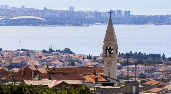 09.08.2022., Kastela - Pogled na grad Kastela s padina Malacke.
 Photo: Miroslav Lelas/PIXSELL