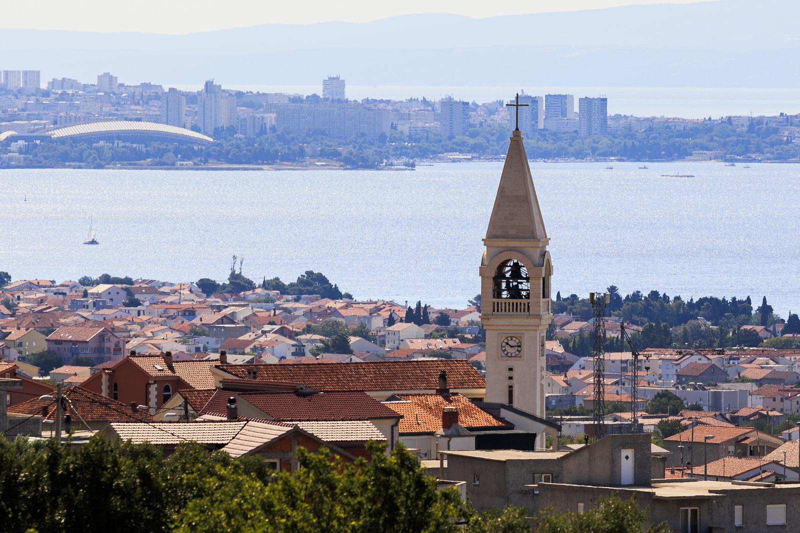 09.08.2022., Kastela - Pogled na grad Kastela s padina Malacke.
 Photo: Miroslav Lelas/PIXSELL