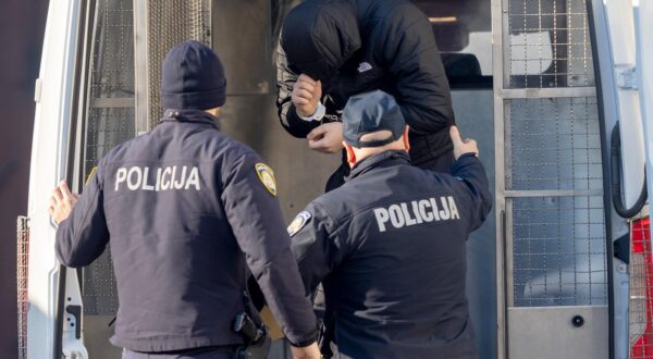 10.01.2024., Vukovar - Policija Opcinskom drzavnom odvjetnistvu privodi osumnjicene za napad na maloljetnike. Photo: Borna jaksic/PIXSELL