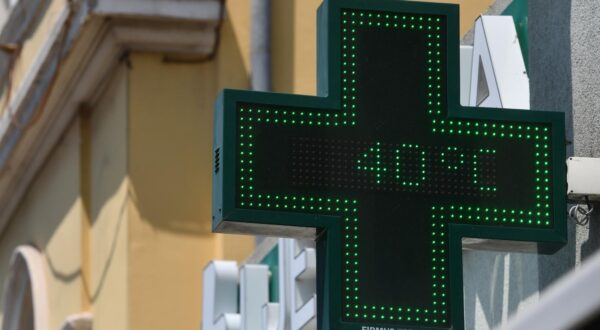 10.07.2024., Sibenik - Termometar u centru grada pokazuje 40 stupnjeva celzijusa. Photo: Hrvoje Jelavic/PIXSELL