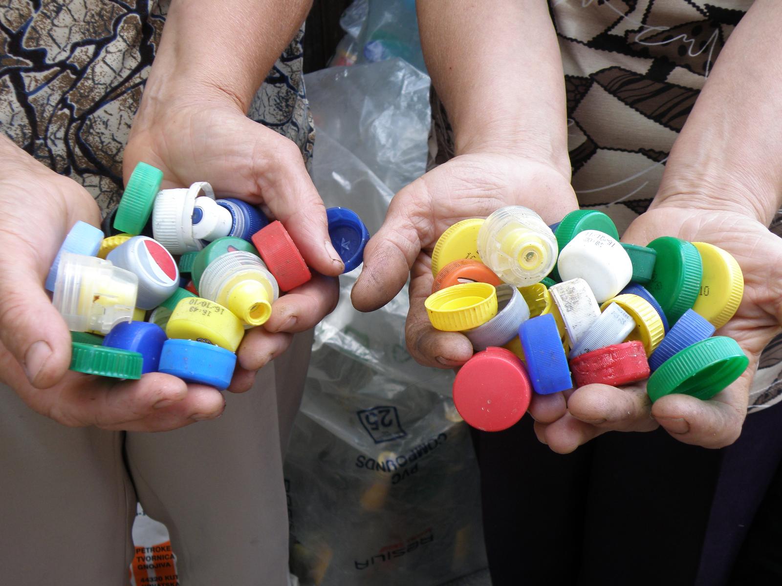 02.09.2010., Donji Vidovec - Vec cetiri godine, otkad u malom medjimurskom selu Donji Vidovec traje organizirani odvoz smeca, mjestani dio svojih plasticnih boca daju mjesnom Caritasu za pomoc u obnovi mjesne crkve. Na tu ideju dosla je umirovljena trgovkinja Ana Nestic (59) koja se cijela predala humanitarnom radu."nPhoto: Zinka Cizmesija/24sata