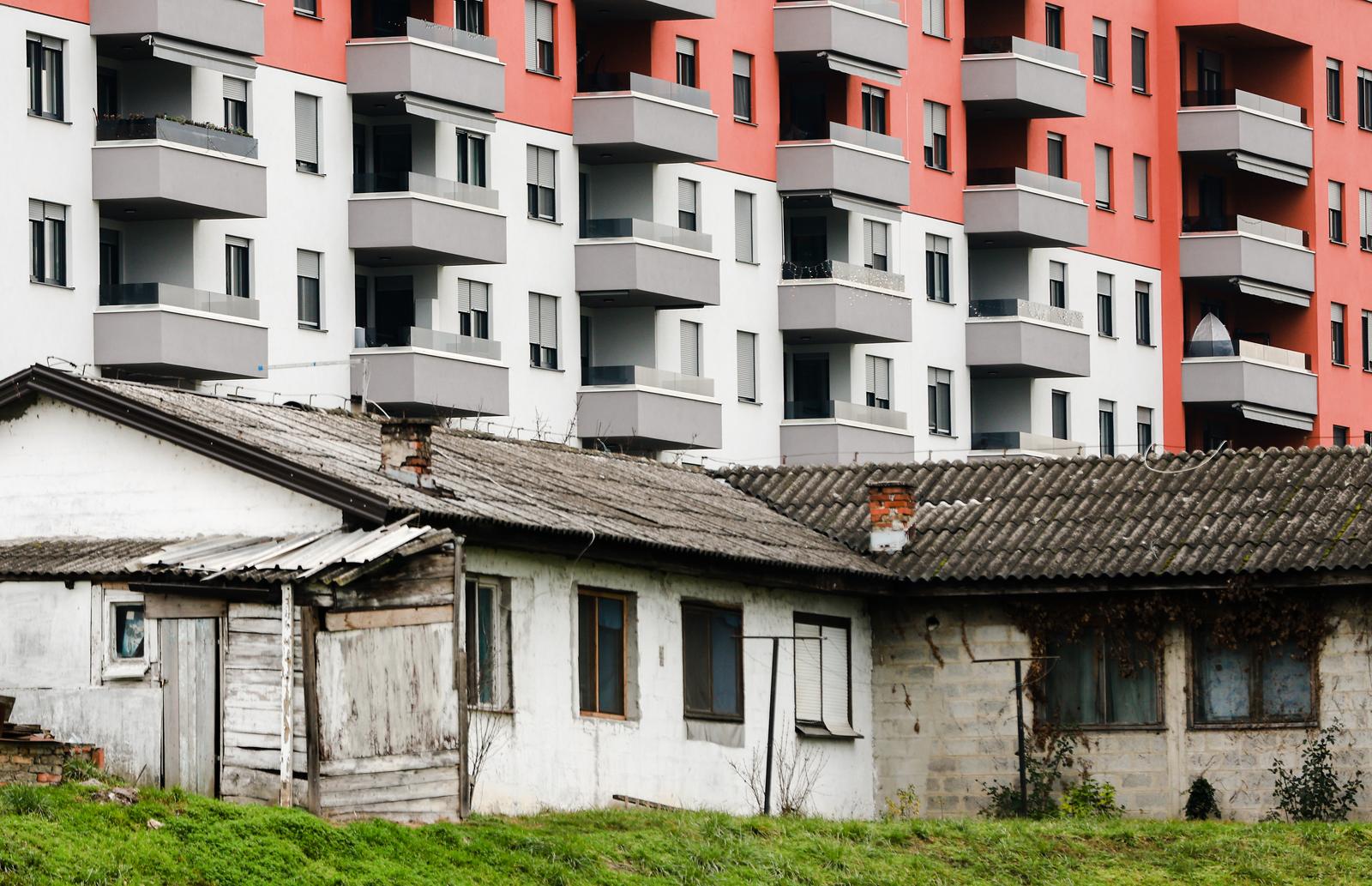 11.01.2023., Zagreb - Borovje. Pogled na arhitekturu koja okruzuje naselje Borovje. Detalji mosta Mladosti koji nam daju do znanja da je tu u blitini i rijeka Sava. Novogradnja u odnosu na jos pokoju staru gradjevinu te odnos linija arhitekture sa obliznjom toplanom ciji dimnjak u nekim kadrovima kao da izvire iz krovova obliznjih zgrada. Photo: Sanjin Strukic/PIXSELL
