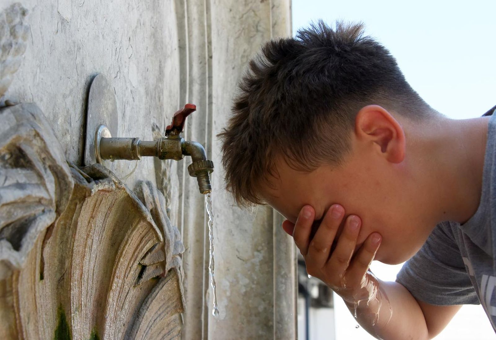 11.07.2024., Pula: Pocetak desetodnevnog toplinskog vala nije zaobisao ni Pulu. Uz temperaturu od 37 stupnjeva Celzijusa, rijetki se setaci pokusavaju osvjeziti na fontanama i gradskim slavinama. Photo: Sasa Miljevic / PIXSELL/PIXSELL