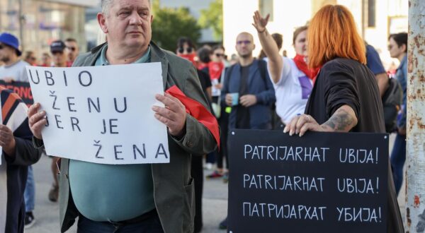 11.10.2023., Sarajevo, Bosna i Hercegovina - U jeku porasta slucajeva femicida u BiH, gradjanke i gradjani, zenske aktivisticke formalne i neformalne grupe odrzali su prosvjed pod sloganom "Nijedna vise!". Photo: Armin Durgut/PIXSELL