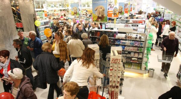 14.04.2014., Pula - Otvorenje prvog Mullerovog ducana u Istri, u bivsem Varteksu u centru grada. Rijec je o 701 poslovnici koncerna, 21 poslovnici u Hrvatskoj, dok ce 22 biti otvorena sutra u Porecu. Pulski Muller se nalazi na 1080 m2 prodajne povrsine s 160.000 artikala u asortimanu i za sada 30 zaposlenih. U prepunom  ducanu  izuzetno je  veliki izbor parfema,  najveci dio asortimana odnosi se naÂ kozmetickeÂ proizvode, ima i prehrambenihÂ proizvoda, foto usluga, hrane za kucne ljubimce, kucne potrepstine. Akcije povodom otvorenja izazvale su veliki inters kupaca. rPhoto: Dusko Marusic/PIXSELL