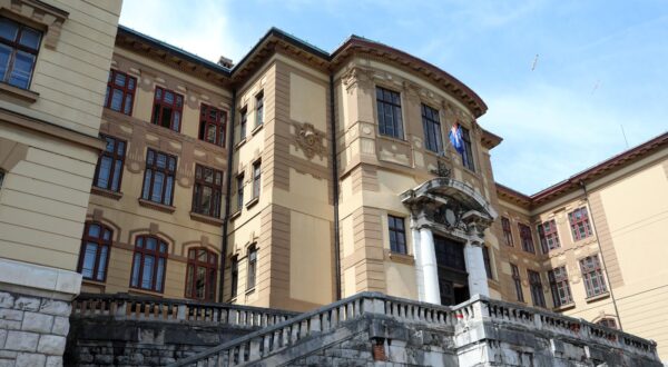 14.06.2024., Rijeka - Zgrada Zupanijskog suda i prozori kroz koje je navodno skocio i pobjegao okrivljenik dok je na hodniku suda cekao izricanje presude. Photo: Goran Kovacic/PIXSELL