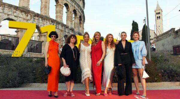 14.07.2024., Pula: Ekipa filma Sveta obitelj, reziserke Vlatke Vorkapic na crvenom tepihu ispred pulske Arene, a prije projekcije filma u sklopu Pula film festivala. Photo: Sasa Miljevic / PIXSELL/PIXSELL