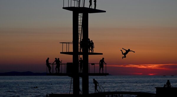 17.07.2024., Zadar - Bijeg od velikih vrucina mnogi su potrazili romanticnim skokom u more na glavnoj gradskoj plazi. Photo: Marko Lukunic/PIXSELL
