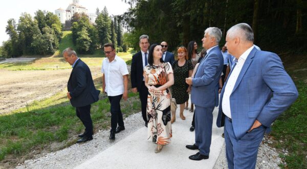 18.07.2024., Trakoscan - Ministrica zastite okolisa i zelene tranzicije Marija Vuckovic dodijelila je ugovore za sufinanciranje razvoja pametnih i odrzivih rjesenja i usluga u javnom sektoru te je obisla Trakoscansko jezero. Andjelko Stricak, Marija Vuckovic, Zoran Djurokovic



 Photo: Vjeran Zganec Rogulja/PIXSELL