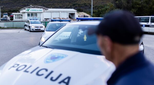 18.11.2023., Mostar - Clanovi Gradjanske inicijative "Jer nas setice" i stanovnici naselja sjevernog mostarskog predgradja, jutros od 7 sati, nakon cetiri godine, zapoceli su novu blokadu deponije Uborak koja godinama radi bez vazecih dozvola.  



  Photo: Denis Kapetanovic/PIXSELL