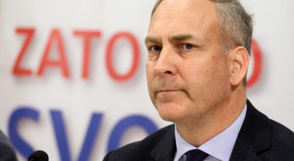 19.02.2024.,Sibenik-Domovinski pokret Sibensko-kninske zupanije u gradskoj knjiznici organizirao je javnu tribinu na temu demografije.Uz goste Stjepana Sterca, struènjaka za demografiju i Stephena Nikolu Bartulicu, zastupnika u hrvatskom saboru na tribini su sudjelovali i Mario Kovac,vrsitelj duznosti predsjednika sibensko-kninske Podruznice DP-a i Ive Caleta-Car, predsjednik podruznice DP-a SKZ.  Photo: Dusko Jaramaz/PIXSELL