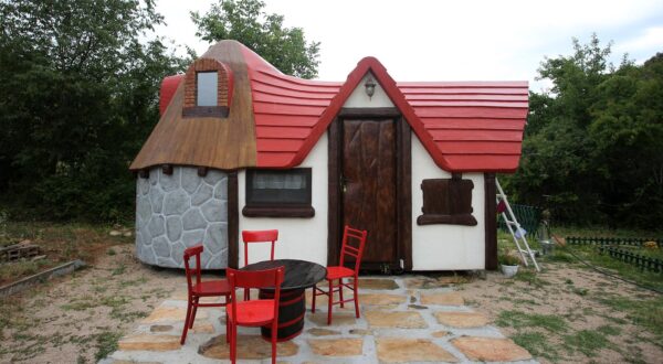 18.07.2020., Rupe - 'Krka Fairytale village' naziv je nove turisticke ponude u skradinskom zaledju,u mjestu Rupe. Florijan Zizic napravio je na djedovini Bajkovito selo u kojem nudi smjestaj u kucicama u obliku gljive i dvorca, nesto novo i neobicno ali atraktivno za goste zeljne mira i odmora.rPhoto: Dusko Jaramaz/PIXSELL