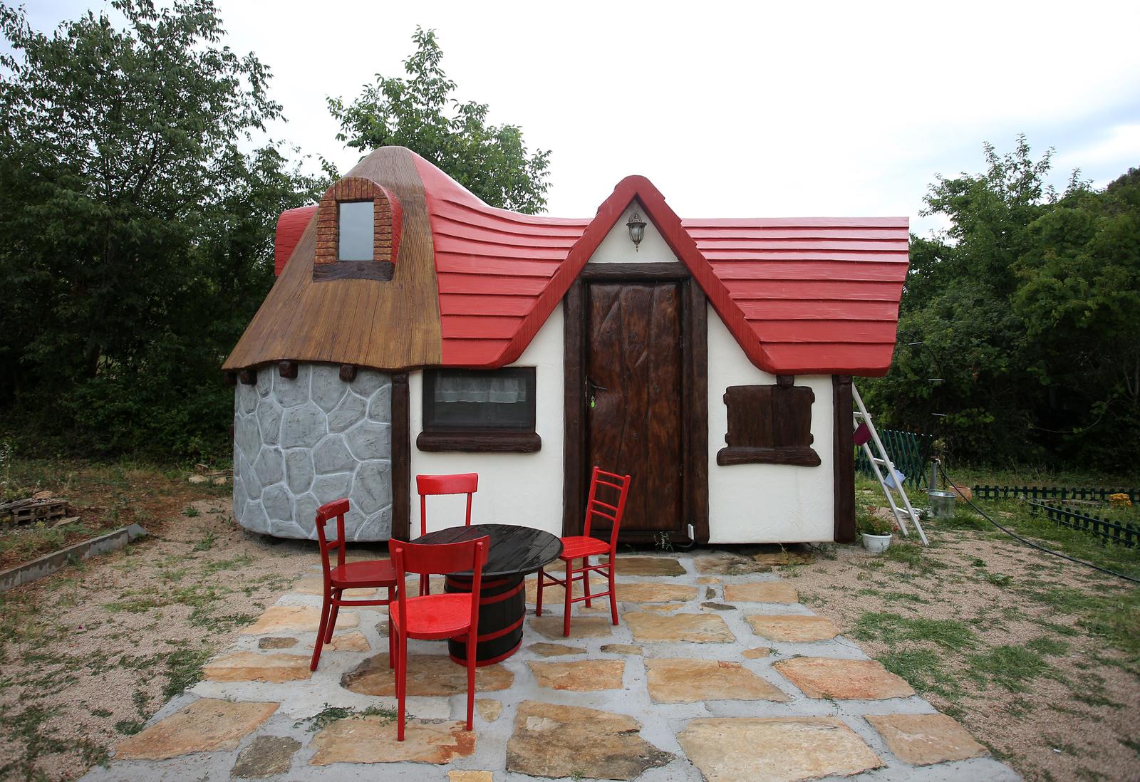 18.07.2020., Rupe - 'Krka Fairytale village' naziv je nove turisticke ponude u skradinskom zaledju,u mjestu Rupe. Florijan Zizic napravio je na djedovini Bajkovito selo u kojem nudi smjestaj u kucicama u obliku gljive i dvorca, nesto novo i neobicno ali atraktivno za goste zeljne mira i odmora.rPhoto: Dusko Jaramaz/PIXSELL