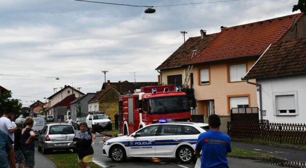 20.07.2024., Slavonski Brod - U Ulici Josipa Runjanina grom udario u krov obiteljske kuce. Photo: Ivica Galovic/PIXSELL