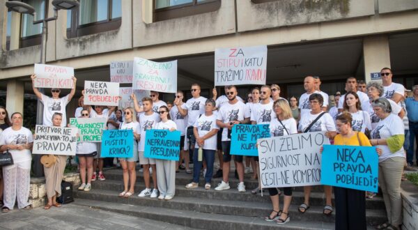 20.07.2024., Zgrada Opcinskog suda, Dubrovnik - Mirni prosvjed odrzan  ispred zgrade Suda u Dubrovniku, zbog mogucnosti pustanja albanske vozacice Klevise Ymeri da se brani sa slobode.  Photo: Grgo Jelavic/PIXSELL