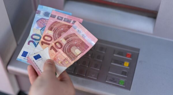 29.12.2022., Zagreb - Podizanje Eura na bankomatima u apoenima od 10 i 20. Photo: Igor Soban/PIXSELL