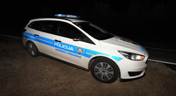 30.01.2021., Sibenik - Muskarac osumnjicen za cetverostruko ubojstvo pronadjen mrtav kraj automobila kojim je bjezao. rPhoto: Hrvoje Jelavic/PIXSELL