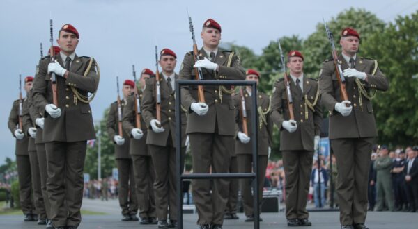 30.05.2024, Zagreb - Obiljezavanje Dana drzavnosti na Jarunu uz pokazne vjezbe Hrvatske vojske i policije. Pocasno-zastitna bojna Photo: Luka Batelic/PIXSELL