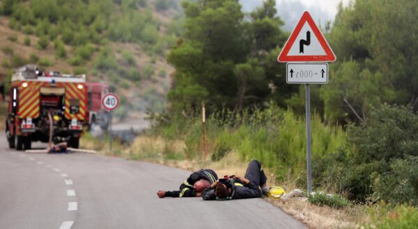 31.07.2024., Tucepi - Nakon borbe s pozarom umorni vatrogasci zaspali su s pozarom  Photo: Ivo Cagalj/PIXSELL