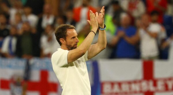 FILE PHOTO: Soccer Football - Euro 2024 - Round of 16 - England v Slovakia - Arena AufSchalke, Gelsenkirchen, Germany - June 30, 2024 England manager Gareth Southgate applauds fans after the match REUTERS/Kai Pfaffenbach/File Photo Photo: Kai Pfaffenbach/REUTERS