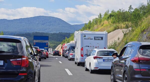 03.08.2023. Ogulin - Oko 9 sati je zbog požara na teretnom vozilu bio prekinut promet na autocesti A1 Zagreb - Ploče - Karamatići, između čvorova Ogulin i Brinje u smjeru Dubrovnika. Sada se na tom dijelu vozi jednom trakom, a kolona je duga oko sedam kilometara. Kamion se oko 8:30 sati zapalio na zaustavnoj traci 600 metara prije odmorišta Modruš. Promet se odvijao pretjecajnom trakom, no zbog velikog dima oko 9 sati je obustavljen. Ozlijeđenih nije bilo. Photo: Marko Prpic/PIXSELL