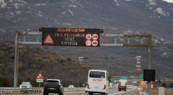 22.11.2023., Rijeka, Bakarac - Zbog olujnog vjetra otezan je promet autocestom Rijeka-Zagreb. Olujni vjetar stvara probleme u bakarskom zaljevu. Photo: Goran Kovacic/PIXSELL