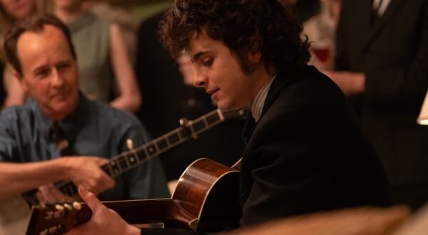 Edward Norton and Timothée Chalamet in A COMPLETE UNKNOWN. Photo by Macall Polay,  Courtesy of Searchlight Pictures. © 2024 Searchlight Pictures All Rights Reserved.