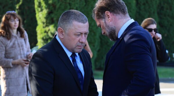 31.10.2021., Vukovar - VUKOVAR - U povodu obiljezavanja Dana Svih svetih i Dusnog dana ministar obrane Mario Banozic polozio je vijenac na Memorijalnom groblju zrtava iz Domovinskog rata u Vukovaru, u zajednickom izaslanstvu Ministarstva obrane RH, Ministarstva unutarnjih poslova, Ministarstva hrvatskih branitelja i Vukovarsko – srijemske zupanije.   Photo: Davor Javorovic/PIXSELL