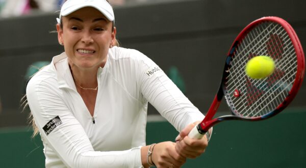 epa11467981 Donna Vekic of Croatia in action during the Women's quarterfinal match against Lulu Sun of New Zealand at the Wimbledon Championships, Wimbledon, Britain, 09 July 2024.  EPA/TIM IRELAND  EDITORIAL USE ONLY