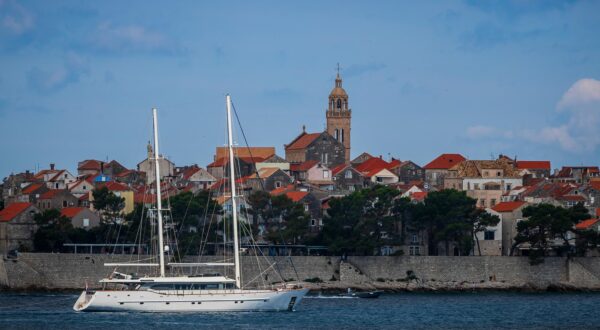 29.05.2024., Orebic - Trajektna linija Orebic - Korcula I turisti koji uzivaju u pogledu na Orebic, vrh sv Iliju i grad Korculu. Photo: Zvonimir Barisin/PIXSELL