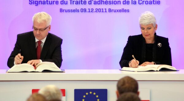 09.12.2011., Bruxelles - Na svecanosti u Briselu danas ja potpisan pristupni ugovor Republike Hrvatske sa Europskom unijom. Sa hrvatske strane ugovor su potpisali premijerka Jadranka Kosor i predsjednik Ivo Josipovic. rPhoto: Patrik Macek/PIXSELL