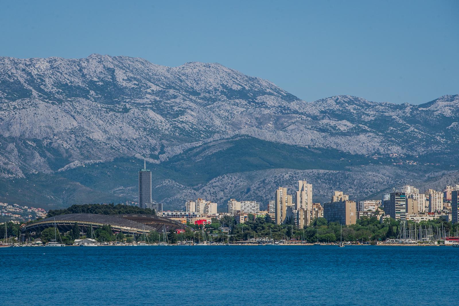 30.04.2024., Split.  Pogled iz Kastelanskog kanala na Poljud i Westgate. Photo: Zvonimir Barisin/PIXSELL