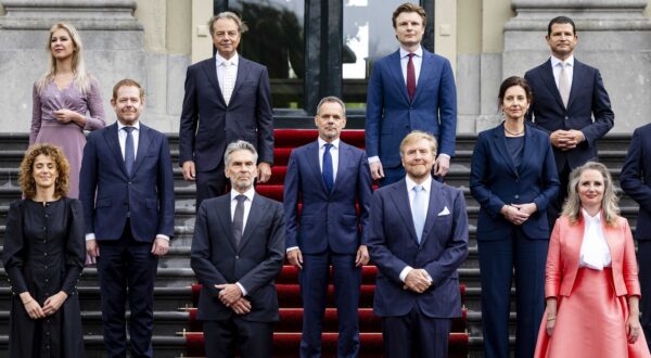 epa11451901 Dutch King Willem-Alexander (C-R) and new Prime Minister Dick Schoof (C-L) pose for a family photo with the new ministers on the steps of the Huis ten Bosch Palace on the day of the swearing-in of the new cabinet, in The Hague, the Netherlands, 02 July 2024. Dick Schoof on 02 July is sworn in as the new Dutch Prime Minister along with his cabinet ministers.  EPA/ROBIN VAN LONKHUIJSEN