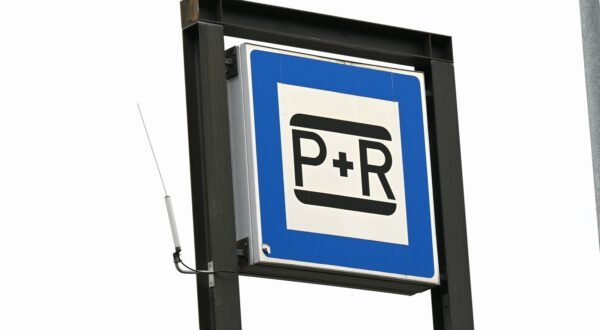Ein Park und Ride Parkplatz *** A park and ride parking lot,Image: 882465016, License: Rights-managed, Restrictions: imago is entitled to issue a simple usage license at the time of provision. Personality and trademark rights as well as copyright laws regarding art-works shown must be observed. Commercial use at your own risk., Credit images as "Profimedia/ IMAGO", Model Release: no, Credit line: Horst Galuschka / imago stock&people / Profimedia