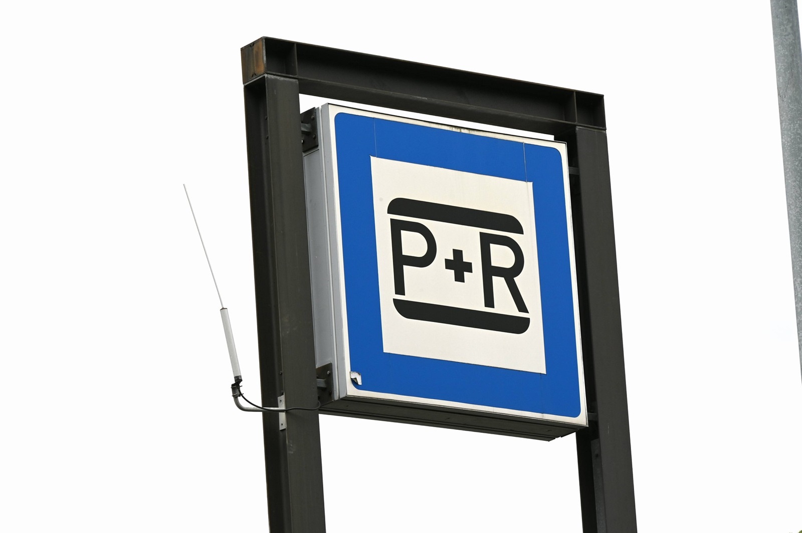 Ein Park und Ride Parkplatz *** A park and ride parking lot,Image: 882465016, License: Rights-managed, Restrictions: imago is entitled to issue a simple usage license at the time of provision. Personality and trademark rights as well as copyright laws regarding art-works shown must be observed. Commercial use at your own risk., Credit images as "Profimedia/ IMAGO", Model Release: no, Credit line: Horst Galuschka / imago stock&people / Profimedia