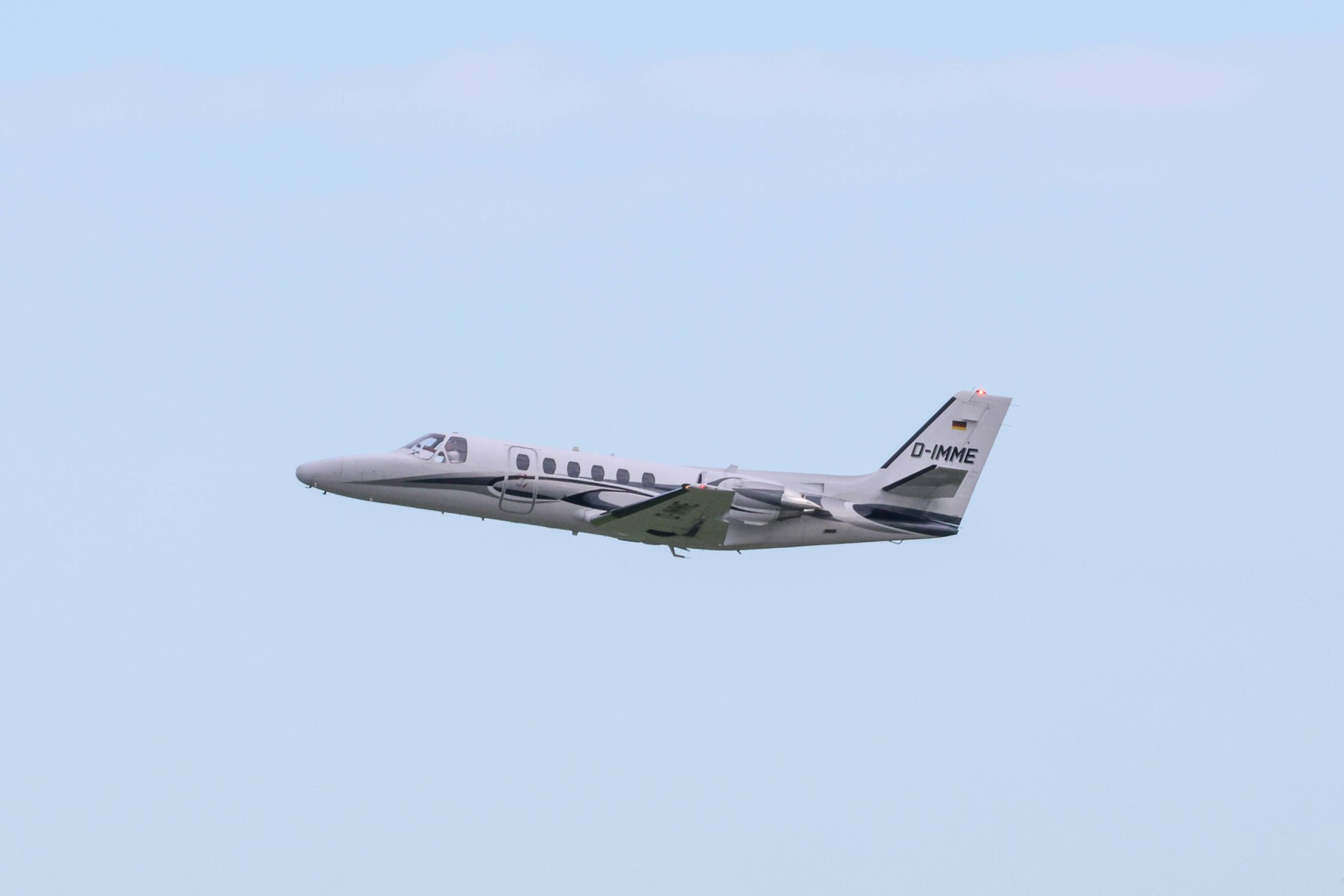 DEU, Deutschland, Nordrhein-Westfalen, Düsseldorf, 13.08.2023: Flughafen Düsseldorf / Düsseldorf Airport DUS EDDL, Registrierung: D-IMME Cessna 551 Citation II/SP *** DEU, Germany, North Rhine-Westphalia, Düsseldorf, 13 08 2023 Düsseldorf Airport DUS EDDL , Registration D IMME Cessna 551 Citation II SP,Image: 805186099, License: Rights-managed, Restrictions: imago is entitled to issue a simple usage license at the time of provision. Personality and trademark rights as well as copyright laws regarding art-works shown must be observed. Commercial use at your own risk., Credit images as "Profimedia/ IMAGO", Model Release: no, Credit line: Rüdiger Wölk / imago stock&people / Profimedia
